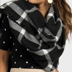 🌝Host Pick🌝B & W windowpane blanket scarf.